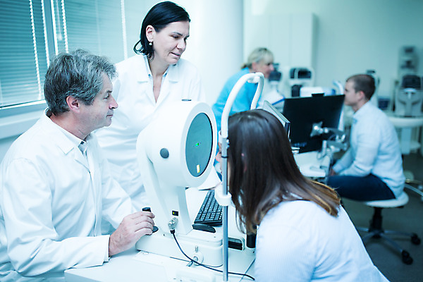 포토 JPG 서양인 외국인 응시 여자 남자 중년 50대 실내 병원 서기 사람 앉기 여러명 상반신 20대 성인 옆모습 30대 진료 의사 검사_조사 체코 안과 각막 진료실 안구 국내포토 시선 유럽 뷰포인트 다수 의학 모션 인종 청년 내부 신체부위 장년 의료진 눈_신체부위 파일형식