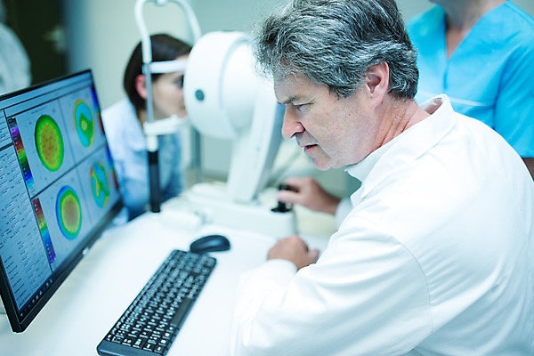 포토 JPG 서양인 외국인 응시 여자 남자 중년 50대 실내 병원 서기 사람 앉기 상반신 20대 성인 옆모습 세명 진료 의사 검사_조사 체코 안과 각막 진료실 안구 국내포토 시선 유럽 뷰포인트 의학 모션 인종 청년 내부 신체부위 의료진 눈_신체부위 파일형식