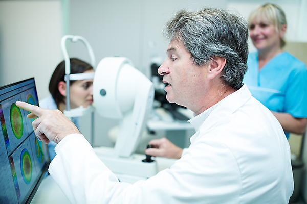 포토 JPG 서양인 외국인 응시 여자 남자 중년 50대 실내 병원 서기 사람 앉기 상반신 20대 성인 옆모습 세명 진료 의사 가리킴 검사_조사 체코 안과 각막 진료실 안구 국내포토 시선 유럽 뷰포인트 의학 모션 인종 손짓 청년 내부 신체부위 의료진 눈_신체부위 파일형식