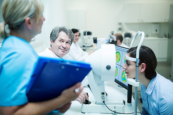 포토 JPG 서양인 외국인 응시 여자 남자 중년 50대 실내 병원 서기 미소 사람 앉기 여러명 상반신 20대 성인 앞모습 옆모습 30대 진료 의사 검사_조사 체코 안과 각막 진료실 안구 국내포토 시선 유럽 뷰포인트 다수 의학 모션 표정 인종 청년 내부 신체부위 장년 의료진 눈_신체부위 파일형식