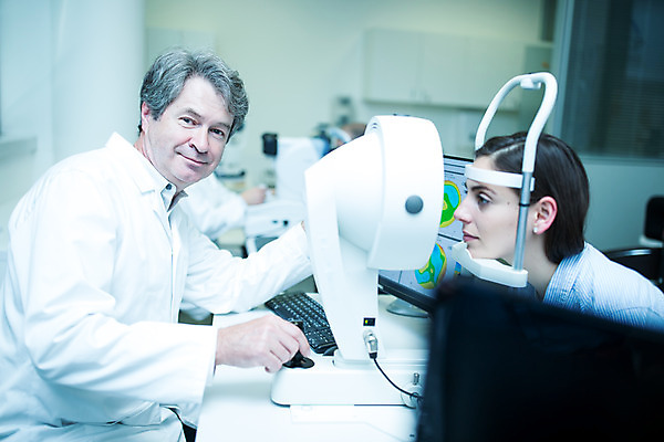 포토 JPG 서양인 외국인 응시 여자 남자 중년 50대 실내 병원 사람 앉기 상반신 20대 성인 두명 옆모습 진료 의사 검사_조사 체코 안과 각막 진료실 안구 국내포토 시선 유럽 뷰포인트 의학 모션 인종 청년 내부 신체부위 의료진 눈_신체부위 파일형식