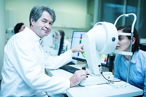 포토 JPG 서양인 외국인 응시 여자 남자 중년 50대 실내 병원 미소 사람 앉기 여러명 상반신 20대 성인 앞모습 옆모습 30대 진료 의사 가리킴 검사_조사 체코 안과 각막 진료실 안구 국내포토 시선 유럽 뷰포인트 다수 의학 모션 표정 인종 손짓 청년 내부 신체부위 장년 의료진 눈_신체부위 파일형식