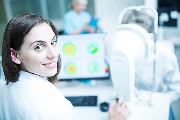 포토 JPG 서양인 외국인 응시 여자 남자 중년 50대 실내 병원 서기 미소 사람 앉기 상반신 20대 성인 옆모습 세명 진료 의사 검사_조사 체코 안과 각막 진료실 안구 국내포토 시선 유럽 뷰포인트 의학 모션 표정 인종 청년 내부 신체부위 의료진 눈_신체부위 파일형식