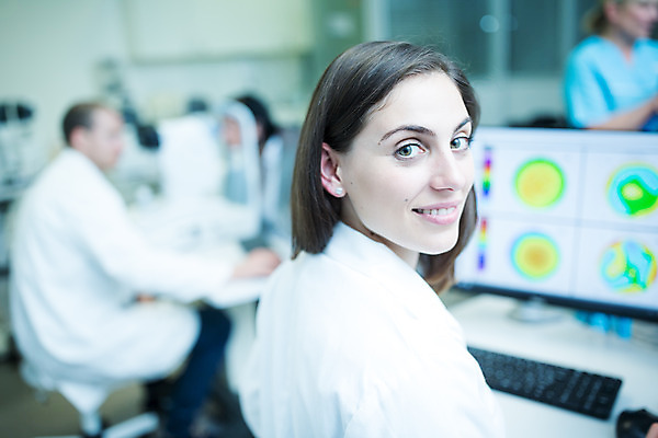 포토 JPG 서양인 외국인 응시 여자 남자 중년 50대 실내 병원 미소 사람 앉기 여러명 상반신 20대 성인 옆모습 30대 의사 검사_조사 체코 안과 각막 진료실 안구 국내포토 시선 유럽 뷰포인트 다수 의학 모션 표정 인종 청년 내부 신체부위 장년 진료 의료진 눈_신체부위 파일형식