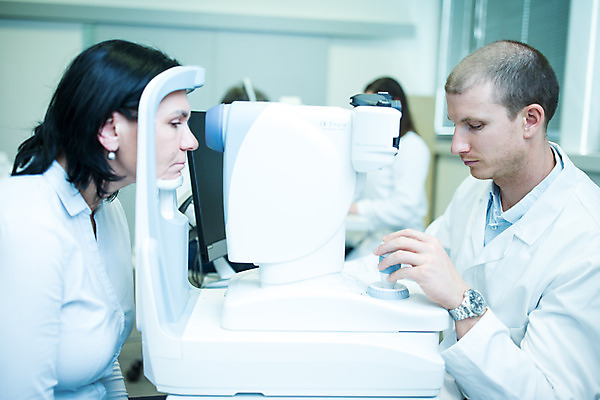 포토 JPG 서양인 외국인 응시 여자 남자 중년 50대 실내 병원 미소 사람 앉기 상반신 성인 두명 옆모습 30대 진료 의사 체코 안과 스캔 진료실 안구 국내포토 시선 유럽 뷰포인트 의학 모션 표정 인종 내부 신체부위 장년 의료진 파일형식