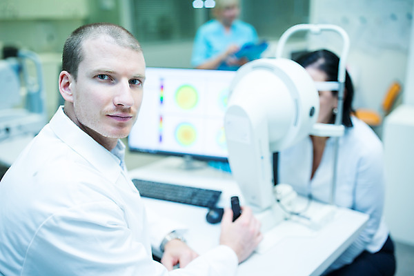 포토 JPG 서양인 외국인 응시 여자 남자 중년 50대 실내 병원 미소 사람 앉기 상반신 성인 두명 옆모습 30대 진료 의사 체코 안과 스캔 진료실 안구 국내포토 시선 유럽 뷰포인트 의학 모션 표정 인종 내부 신체부위 장년 의료진 파일형식