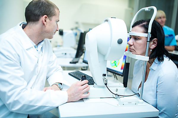 포토 JPG 서양인 외국인 응시 여자 남자 중년 50대 실내 병원 사람 앉기 상반신 성인 두명 옆모습 신체부위 30대 진료 의사 눈 체코 안과 스캔 안구모형 진료실 안구 국내포토 시선 유럽 뷰포인트 의학 모션 인종 내부 장년 모형 의료진 파일형식