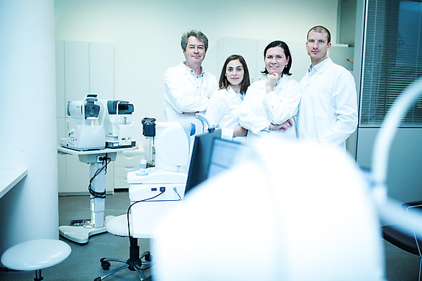 포토 JPG 서양인 외국인 응시 여자 남자 중년 50대 포즈 실내 병원 서기 미소 사람 손짓 여러명 상반신 20대 성인 앞모습 30대 팔짱 의사 체코 안과 진료실 안구 국내포토 시선 유럽 뷰포인트 다수 의학 모션 표정 인종 청년 내부 신체부위 장년 진료 의료진 파일형식