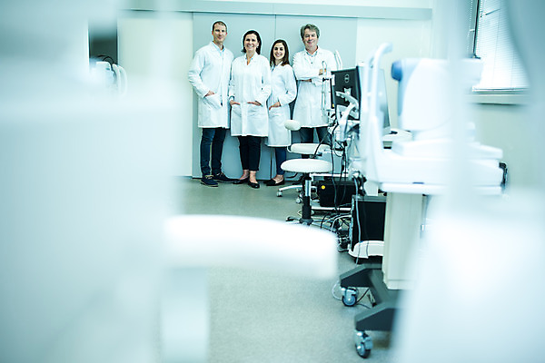 포토 JPG 전신 서양인 외국인 응시 여자 남자 중년 50대 포즈 실내 병원 서기 미소 사람 손짓 여러명 20대 성인 앞모습 30대 팔짱 의사 주머니손 체코 안과 진료실 안구 국내포토 시선 유럽 뷰포인트 다수 의학 모션 표정 인종 청년 내부 신체부위 장년 진료 의료진 파일형식