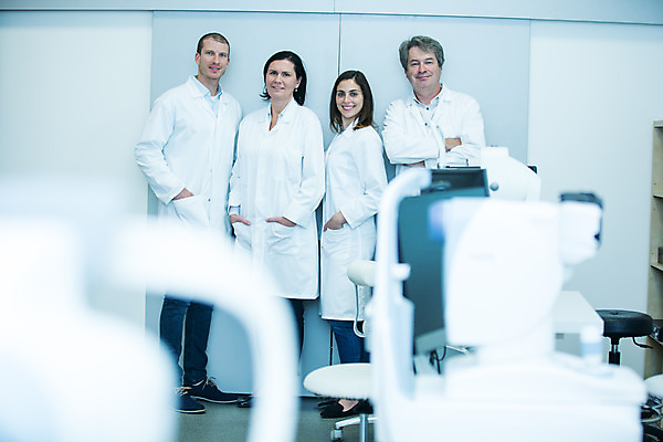 포토 JPG 전신 서양인 외국인 응시 여자 남자 중년 50대 포즈 실내 병원 서기 미소 사람 손짓 여러명 20대 성인 앞모습 신체부위 30대 팔짱 의사 눈 주머니손 체코 안과 진료실 안구 국내포토 시선 유럽 뷰포인트 다수 의학 모션 표정 인종 청년 내부 장년 진료 의료진 파일형식