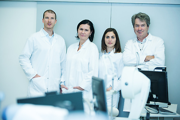 포토 JPG 전신 서양인 외국인 응시 여자 남자 중년 50대 포즈 실내 병원 서기 미소 사람 손짓 여러명 20대 성인 앞모습 30대 팔짱 의사 주머니손 체코 안과 진료실 안구 국내포토 시선 유럽 뷰포인트 다수 의학 모션 표정 인종 청년 내부 신체부위 장년 진료 의료진 파일형식