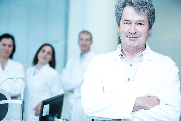 포토 JPG 서양인 외국인 응시 여자 남자 중년 50대 포즈 실내 병원 서기 미소 사람 손짓 여러명 상반신 20대 성인 앞모습 30대 팔짱 의사 체코 안과 진료실 안구 국내포토 시선 유럽 뷰포인트 다수 의학 모션 표정 인종 청년 내부 신체부위 장년 진료 의료진 파일형식