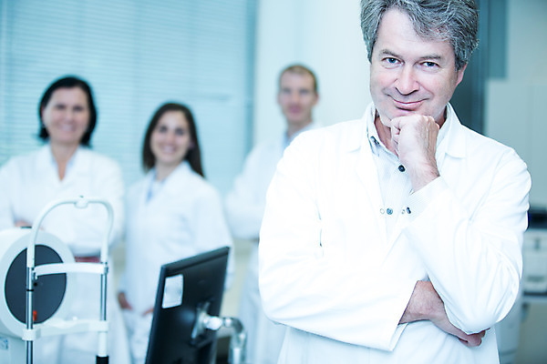 포토 JPG 서양인 외국인 응시 여자 남자 중년 50대 포즈 실내 병원 서기 미소 사람 손짓 여러명 상반신 20대 성인 앞모습 30대 팔짱 턱괴기 의사 체코 안과 진료실 안구 국내포토 시선 유럽 뷰포인트 다수 의학 모션 표정 인종 청년 내부 신체부위 장년 진료 의료진 파일형식