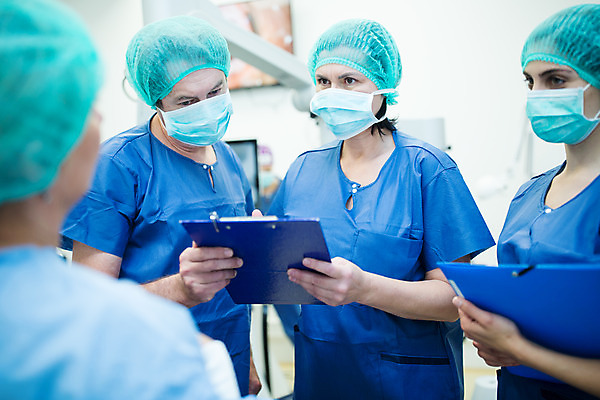 포토 JPG 서양인 외국인 응시 여자 남자 중년 50대 실내 병원 마스크 서기 사람 여러명 상반신 20대 성인 앞모습 뒷모습 30대 의사 수술복 체코 수술실 안과 서류판 안구 국내포토 시선 유럽 뷰포인트 다수 의학 모션 인종 청년 내부 신체부위 장년 사무용품 의료진 가운 파일형식