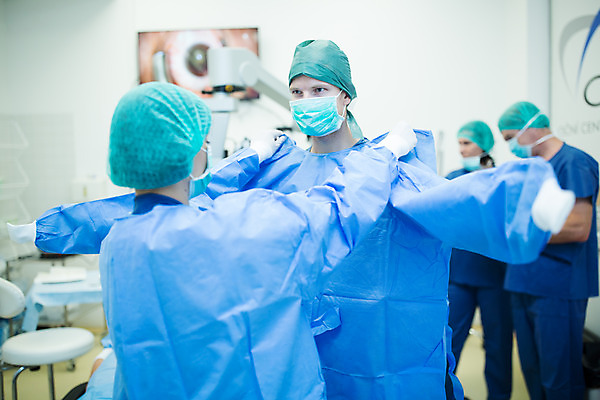 포토 JPG 서양인 외국인 응시 여자 남자 중년 50대 실내 병원 마스크 서기 사람 여러명 상반신 20대 성인 앞모습 옆모습 뒷모습 30대 의사 수술복 체코 수술실 안과 안구 국내포토 시선 유럽 뷰포인트 다수 의학 모션 인종 청년 내부 신체부위 장년 의료진 가운 파일형식