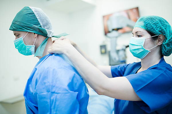 포토 JPG 서양인 외국인 손 응시 여자 남자 실내 병원 마스크 서기 사람 상반신 20대 성인 두명 옆모습 신체부위 30대 눈 수술복 체코 수술실 안과 안과의사 안구 성인만 국내포토 시선 유럽 뷰포인트 의학 모션 인종 청년 내부 장년 의사 가운 파일형식