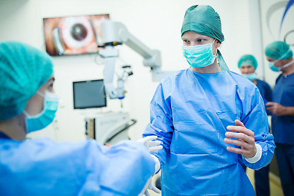 포토 JPG 서양인 외국인 응시 여자 남자 중년 50대 실내 병원 마스크 서기 사람 여러명 상반신 20대 성인 앞모습 옆모습 뒷모습 30대 의사 수술복 체코 수술실 안과 안구 국내포토 시선 유럽 뷰포인트 다수 의학 모션 인종 청년 내부 신체부위 장년 의료진 가운 파일형식