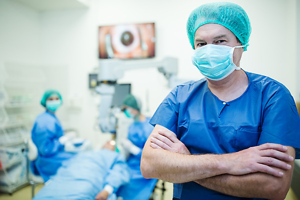 포토 JPG 서양인 외국인 응시 여자 남자 중년 50대 실내 병원 마스크 서기 사람 앉기 여러명 상반신 20대 성인 앞모습 옆모습 신체부위 30대 눕기 팔짱 의사 눈 수술복 체코 수술실 안과 안구 국내포토 시선 유럽 뷰포인트 다수 의학 모션 인종 청년 내부 장년 의료진 가운 파일형식