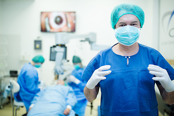 포토 JPG 서양인 외국인 응시 여자 남자 중년 50대 장갑 실내 병원 마스크 서기 사람 앉기 여러명 상반신 20대 성인 앞모습 옆모습 30대 눕기 의사 수술복 체코 수술실 안과 안구 국내포토 시선 잡화 유럽 뷰포인트 다수 의학 모션 인종 청년 내부 신체부위 장년 의료진 가운 파일형식