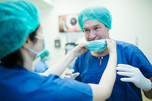 포토 JPG 서양인 외국인 응시 여자 남자 중년 50대 장갑 실내 병원 마스크 서기 미소 사람 앉기 상반신 20대 성인 옆모습 뒷모습 세명 30대 의사 수술복 체코 수술실 안과 안구 국내포토 시선 잡화 유럽 뷰포인트 의학 모션 표정 인종 청년 내부 신체부위 장년 의료진 가운 파일형식