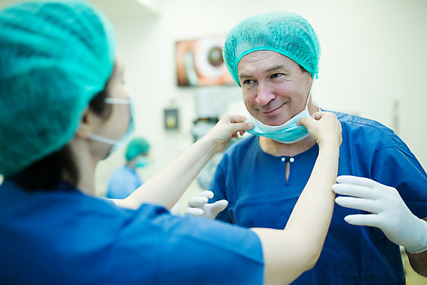 포토 JPG 서양인 외국인 응시 여자 남자 중년 50대 장갑 실내 병원 마스크 서기 미소 사람 앉기 상반신 20대 성인 옆모습 뒷모습 세명 30대 의사 수술복 체코 수술실 안과 안구 국내포토 시선 잡화 유럽 뷰포인트 의학 모션 표정 인종 청년 내부 신체부위 장년 의료진 가운 파일형식