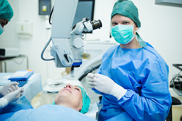 포토 JPG 서양인 외국인 응시 여자 남자 중년 50대 장갑 실내 병원 마스크 미소 사람 앉기 상반신 20대 성인 앞모습 옆모습 세명 30대 눕기 환자 의사 수술 수술복 체코 수술실 안과 안구 국내포토 시선 잡화 유럽 뷰포인트 의학 모션 표정 인종 청년 내부 신체부위 치료 장년 의료진 가운 파일형식