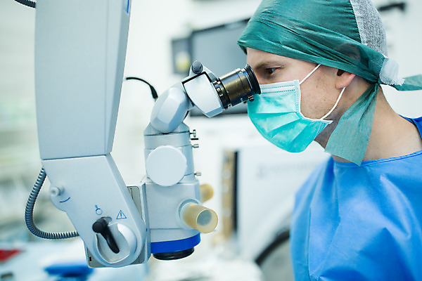 포토 JPG 서양인 외국인 응시 남자 실내 병원 현미경 마스크 한명 서기 사람 상반신 성인 옆모습 30대 의사 수술 수술복 체코 수술실 안과 안구 성인남자한명만 국내포토 1 시선 유럽 뷰포인트 의학 모션 실험기구 인종 내부 신체부위 치료 장년 의료진 가운 남자한명만 성인남자만 파일형식