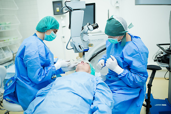 포토 JPG 서양인 외국인 응시 여자 남자 중년 50대 장갑 실내 병원 마스크 사람 앉기 상반신 20대 성인 옆모습 세명 30대 눕기 의사 수술 수술복 체코 수술실 안과 안과용의료기구 안구 국내포토 시선 잡화 유럽 뷰포인트 의학 모션 인종 청년 내부 신체부위 치료 장년 의료진 의료용품 가운 파일형식