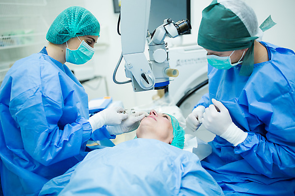 포토 JPG 서양인 외국인 응시 여자 남자 중년 50대 장갑 실내 병원 마스크 사람 앉기 상반신 20대 성인 옆모습 세명 30대 눕기 의사 수술 수술복 체코 수술실 안과 안과용의료기구 안구 국내포토 시선 잡화 유럽 뷰포인트 의학 모션 인종 청년 내부 신체부위 치료 장년 의료진 의료용품 가운 파일형식