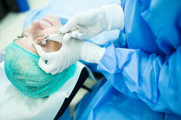 포토 JPG 서양인 외국인 응시 여자 중년 50대 의료기기 실내 병원 사람 앉기 상반신 20대 성인 두명 옆모습 눕기 환자 의사 수술 수술복 체코 수술실 안과 넣기 안과용의료기구 안구 여자만 국내포토 시선 유럽 뷰포인트 의학 모션 인종 청년 내부 신체부위 치료 의료진 의료용품 가운 파일형식