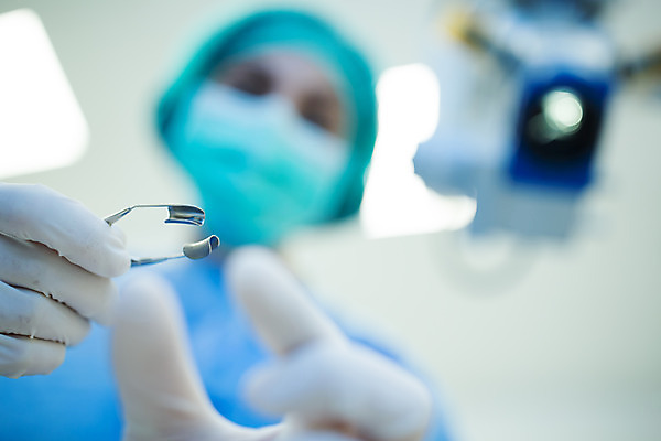 포토 JPG 서양인 외국인 여자 로우앵글 의료기기 실내 병원 한명 사람 앉기 상반신 20대 성인 앞모습 아웃포커스 장비 의사 수술 수술복 고정 체코 수술실 안과 넣기 안과용의료기구 안구 성인여자한명만 국내포토 1 유럽 뷰포인트 의학 모션 촬영기법 인종 청년 내부 신체부위 치료 의료진 의료용품 가운 여자한명만 성인여자만 파일형식