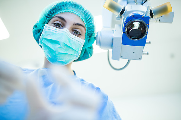 포토 JPG 서양인 외국인 여자 로우앵글 의료기기 실내 병원 한명 사람 앉기 상반신 20대 성인 앞모습 아웃포커스 장비 의사 수술 수술복 고정 체코 수술실 안과 넣기 안과용의료기구 안구 성인여자한명만 국내포토 1 유럽 뷰포인트 의학 모션 촬영기법 인종 청년 내부 신체부위 치료 의료진 의료용품 가운 여자한명만 성인여자만 파일형식