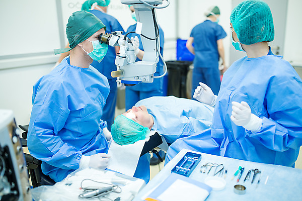 포토 JPG 서양인 외국인 응시 여자 남자 중년 50대 의료기기 실내 병원 현미경 사람 앉기 여러명 상반신 20대 성인 옆모습 뒷모습 30대 눕기 환자 의사 수술 수술복 체코 수술실 안과 안과용의료기구 안구 국내포토 시선 유럽 뷰포인트 다수 의학 모션 실험기구 인종 청년 내부 신체부위 치료 장년 의료진 의료용품 가운 파일형식