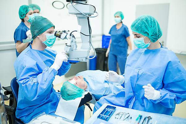 포토 JPG 서양인 외국인 응시 여자 남자 중년 50대 의료기기 실내 병원 현미경 서기 사람 앉기 여러명 상반신 20대 성인 옆모습 뒷모습 30대 눕기 환자 의사 수술 수술복 체코 수술실 안과 안과용의료기구 안구 국내포토 시선 유럽 뷰포인트 다수 의학 모션 실험기구 인종 청년 내부 신체부위 치료 장년 의료진 의료용품 가운 파일형식