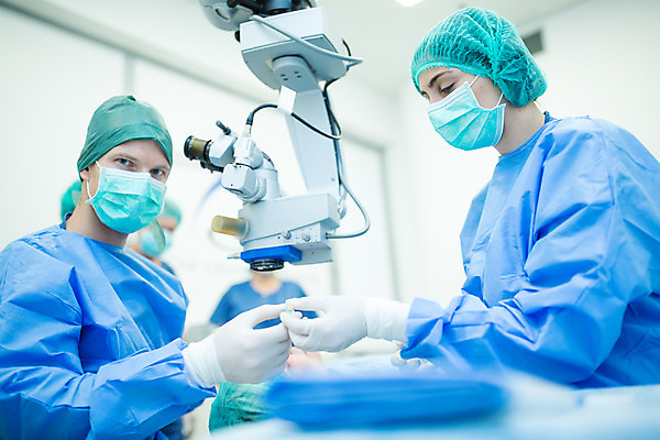 포토 JPG 서양인 외국인 응시 여자 남자 중년 50대 의료기기 실내 병원 현미경 주사기 서기 사람 앉기 여러명 상반신 20대 성인 옆모습 30대 눕기 환자 의사 수술 수술복 체코 수술실 안과 안구 국내포토 시선 유럽 뷰포인트 다수 의학 모션 실험기구 인종 청년 내부 신체부위 치료 장년 의료진 가운 파일형식