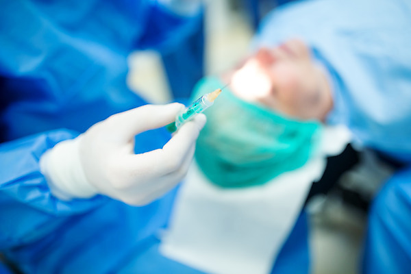 포토 JPG 서양인 외국인 손 여자 남자 50대 실내 병원 주사기 들기 사람 앉기 상반신 성인 두명 신체부위 30대 눕기 의사 수술 수술복 체코 수술실 안과 안과용의료기구 안구 성인만 국내포토 유럽 중년 의학 의료기기 모션 인종 내부 치료 장년 의료진 의료용품 가운 파일형식