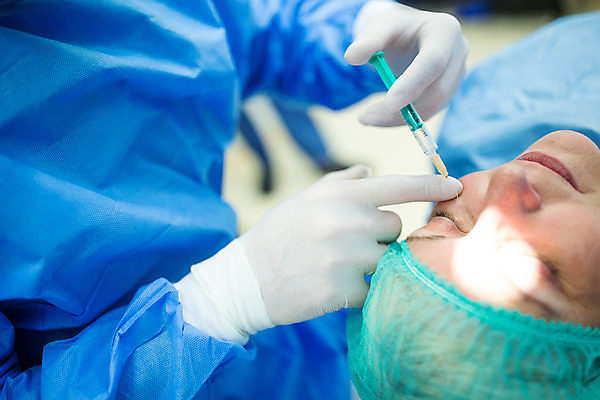 포토 JPG 서양인 외국인 손 여자 남자 50대 의료기기 실내 병원 주사기 들기 사람 앉기 상반신 성인 두명 30대 눕기 의사 수술 수술복 체코 수술실 안과 안과용의료기구 안구 성인만 국내포토 유럽 중년 의학 모션 인종 내부 신체부위 치료 장년 의료진 의료용품 가운 파일형식