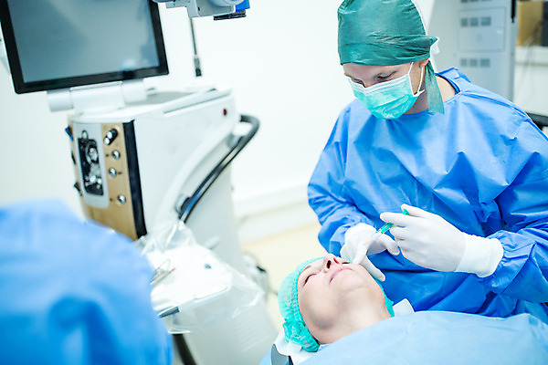 포토 JPG 서양인 외국인 손 응시 여자 남자 중년 50대 실내 병원 주사기 들기 사람 앉기 상반신 20대 성인 두명 앞모습 뒷모습 30대 눕기 의사 수술 수술복 체코 수술실 안과 안과용의료기구 안구 국내포토 시선 유럽 뷰포인트 의학 의료기기 모션 인종 청년 내부 신체부위 치료 장년 의료진 의료용품 가운 파일형식