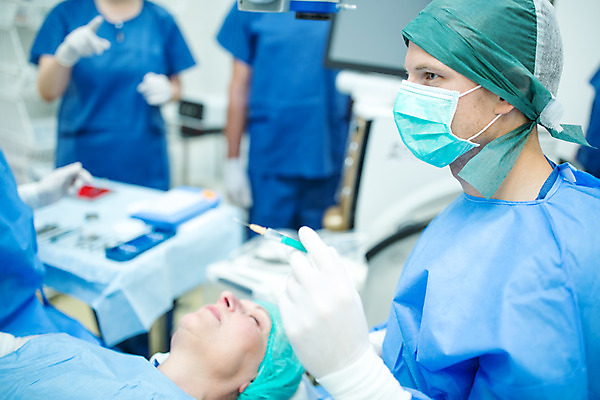 포토 JPG 서양인 외국인 손 응시 여자 남자 중년 50대 실내 병원 주사기 서기 들기 사람 앉기 여러명 상반신 20대 성인 앞모습 옆모습 30대 눕기 의사 가리킴 수술 수술복 체코 수술실 안과 안과용의료기구 안구 국내포토 시선 유럽 뷰포인트 다수 의학 의료기기 모션 인종 손짓 청년 내부 신체부위 치료 장년 의료진 의료용품 가운 파일형식