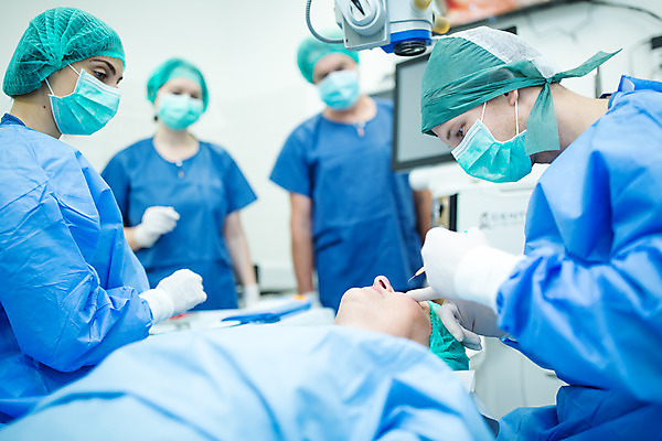 포토 JPG 서양인 외국인 손 응시 여자 남자 중년 50대 의료기기 실내 병원 주사기 서기 들기 사람 앉기 여러명 상반신 20대 성인 앞모습 옆모습 30대 눕기 의사 가리킴 수술 수술복 체코 수술실 안과 안구 국내포토 시선 유럽 뷰포인트 다수 의학 모션 인종 손짓 청년 내부 신체부위 치료 장년 의료진 가운 파일형식