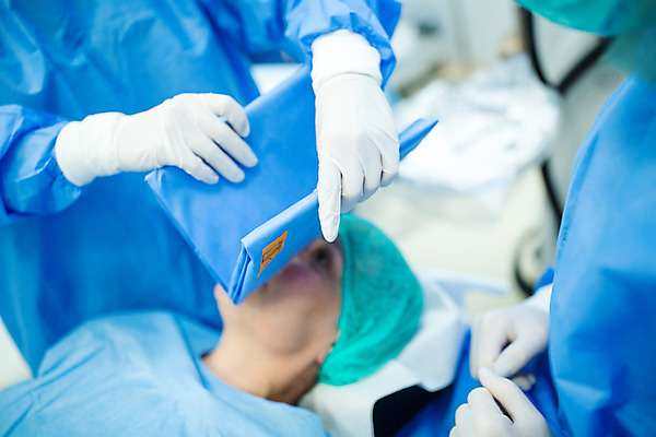 포토 JPG 서양인 외국인 손 응시 여자 남자 중년 50대 실내 병원 서기 들기 사람 앉기 상반신 20대 성인 옆모습 세명 30대 눕기 환자 의사 수술 천 준비 수술복 체코 수술실 안과 레이저수술 안구 국내포토 시선 유럽 뷰포인트 의학 모션 인종 청년 내부 신체부위 치료 장년 의료진 직물 가운 파일형식