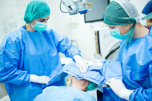 포토 JPG 서양인 외국인 손 응시 여자 남자 중년 50대 실내 병원 서기 들기 사람 앉기 상반신 20대 성인 옆모습 세명 30대 눕기 환자 의사 수술 천 수술복 덮기 체코 수술실 안과 레이저수술 안구 국내포토 시선 유럽 뷰포인트 의학 모션 인종 청년 내부 신체부위 치료 장년 의료진 직물 가운 파일형식