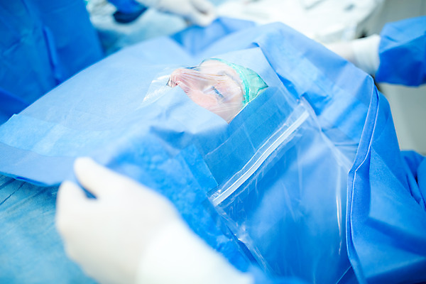 포토 JPG 서양인 외국인 손 여자 남자 중년 50대 실내 병원 서기 들기 사람 앉기 상반신 20대 성인 옆모습 세명 30대 눕기 눈감음 환자 의사 수술 천 수술복 덮기 체코 수술실 안과 레이저수술 안구 국내포토 유럽 뷰포인트 의학 모션 인종 청년 내부 신체부위 치료 장년 의료진 직물 가운 파일형식