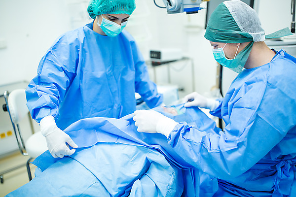 포토 JPG 서양인 외국인 손 응시 여자 남자 중년 50대 실내 병원 서기 들기 사람 앉기 상반신 20대 성인 옆모습 세명 30대 눕기 환자 의사 수술 천 수술복 덮기 체코 수술실 안과 레이저수술 안구 국내포토 시선 유럽 뷰포인트 의학 모션 인종 청년 내부 신체부위 치료 장년 의료진 직물 가운 파일형식