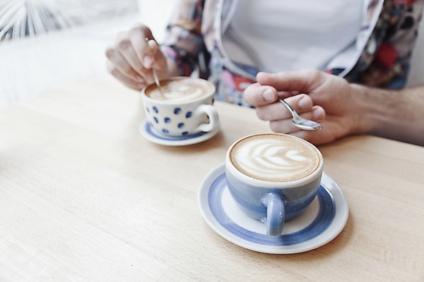 포토 JPG 서양인 외국인 손 커플 여자 남자 커피 커플라이프 데이트 탁자 휴식 실내 앉기 상반신 20대 성인 두명 신체부위 컬러풀 카페 편안함 커피잔 즐거움 라떼 성인만 국내포토 라이프스타일 감정 음료 컬러 가구 컨셉 관계 모션 잔 사람 인종 청년 내부 상점 감각 파일형식