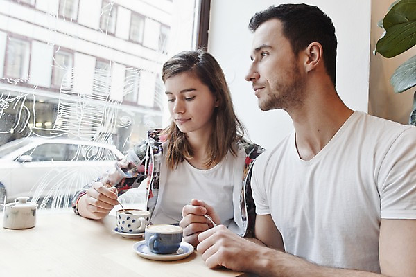 포토 JPG 서양인 외국인 커플 여자 남자 커피 커플라이프 데이트 탁자 휴식 실내 앉기 상반신 20대 성인 두명 앞모습 컬러풀 카페 편안함 커피잔 즐거움 성인만 국내포토 라이프스타일 감정 음료 뷰포인트 컬러 가구 컨셉 관계 모션 잔 사람 인종 청년 내부 상점 감각 파일형식
