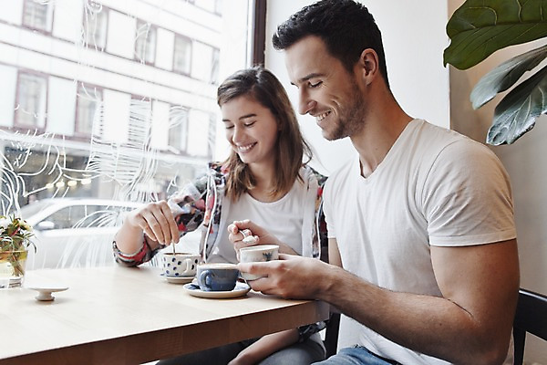 포토 JPG 서양인 외국인 커플 여자 남자 커피 커플라이프 데이트 탁자 휴식 실내 미소 앉기 상반신 20대 성인 두명 앞모습 옆모습 컬러풀 카페 편안함 커피잔 즐거움 성인만 국내포토 라이프스타일 감정 음료 뷰포인트 컬러 가구 컨셉 관계 모션 잔 표정 사람 인종 청년 내부 상점 감각 파일형식