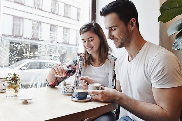 포토 JPG 서양인 외국인 커플 여자 남자 커피 커플라이프 데이트 탁자 휴식 실내 미소 앉기 상반신 20대 성인 두명 앞모습 옆모습 컬러풀 카페 편안함 커피잔 즐거움 라떼 성인만 국내포토 라이프스타일 감정 음료 뷰포인트 컬러 가구 컨셉 관계 모션 잔 표정 사람 인종 청년 내부 상점 감각 파일형식