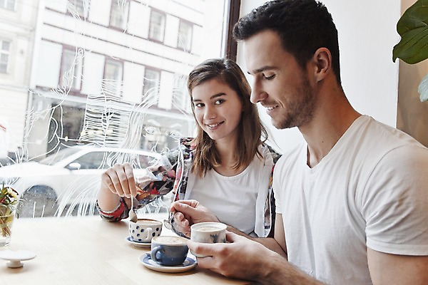 포토 JPG 서양인 외국인 커플 여자 남자 커피 커플라이프 데이트 탁자 휴식 실내 미소 앉기 상반신 20대 성인 두명 앞모습 옆모습 컬러풀 카페 편안함 커피잔 즐거움 라떼 성인만 국내포토 라이프스타일 감정 음료 뷰포인트 컬러 가구 컨셉 관계 모션 잔 표정 사람 인종 청년 내부 상점 감각 파일형식