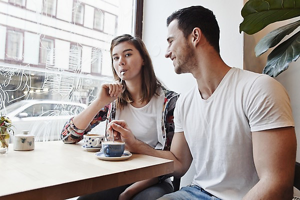 포토 JPG 서양인 외국인 커플 여자 남자 커피 커플라이프 데이트 탁자 휴식 실내 앉기 상반신 20대 성인 두명 앞모습 컬러풀 카페 편안함 커피잔 티스푼 즐거움 성인만 국내포토 라이프스타일 감정 음료 뷰포인트 컬러 가구 컨셉 관계 모션 잔 사람 인종 청년 내부 상점 숟가락 감각 파일형식
